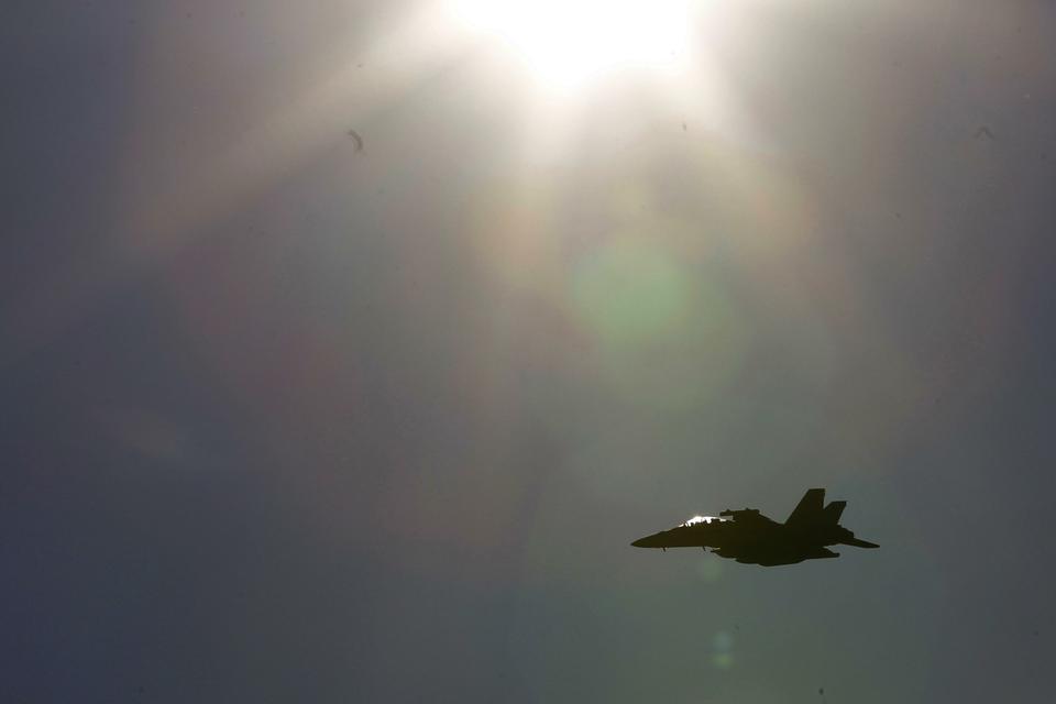 Et F-18-jetfly over Natos luftbase i Aviano, Italien her til formiddag. 