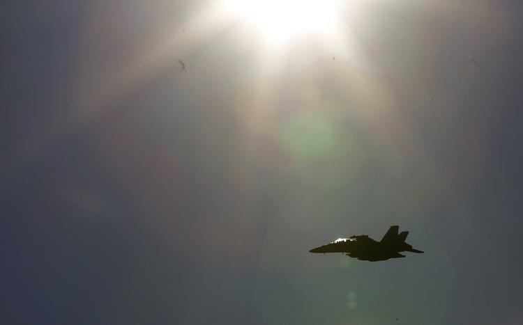 Et F-18-jetfly over Natos luftbase i Aviano, Italien her til formiddag. 