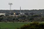 Et britisk C-130-fly gør klar til at tage  afsted fra en britisk militærbase på Cypern her til morgen. 