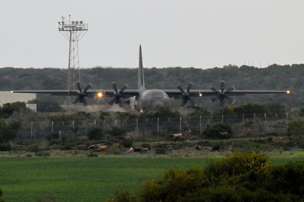 Et britisk C-130-fly gør klar til at tage  afsted fra en britisk militærbase på Cypern her til morgen. 