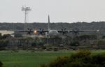 Et britisk C-130-fly gør klar til at tage  afsted fra en britisk militærbase på Cypern her til morgen. 