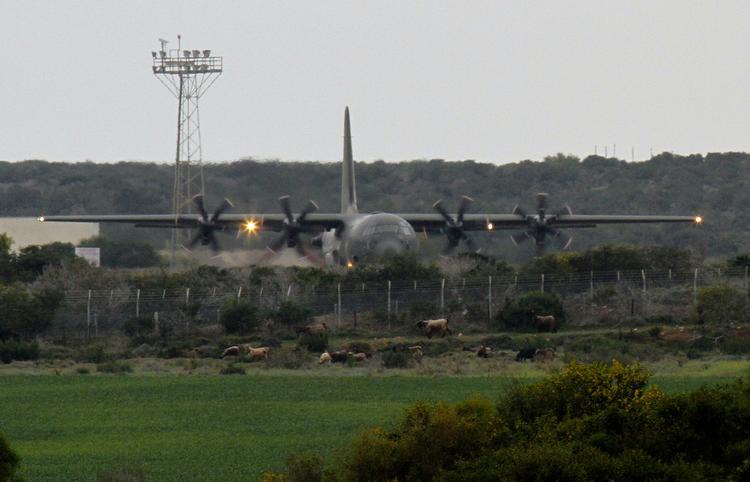 Et britisk C-130-fly gør klar til at tage  afsted fra en britisk militærbase på Cypern her til morgen. 