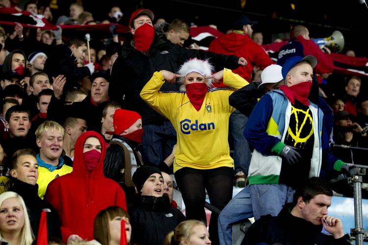 Talstærke. En stor gruppe Brøndby-fans bliver væk fra opgøret mod FCK i dag. Her protesterer Brøndby-fans i forbindelse med en kamp mod FC Midtjylland - det var dengang, tilhængerne ville have klubbossen Per Bjerregaard til at træde tilbage. 