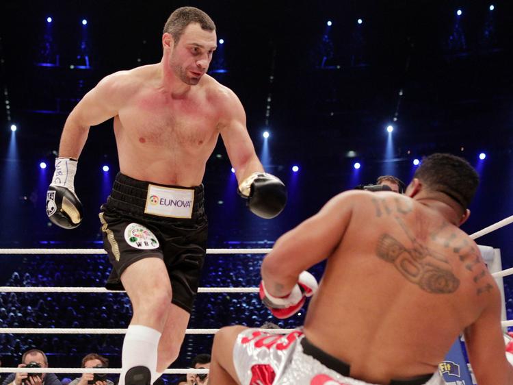 1,2,3,4,5,6,7,8,9,10. Odlanier Solis blev liggende, efter Vitaly Klitschko havde fyret en højre-venstre-kombination af. 