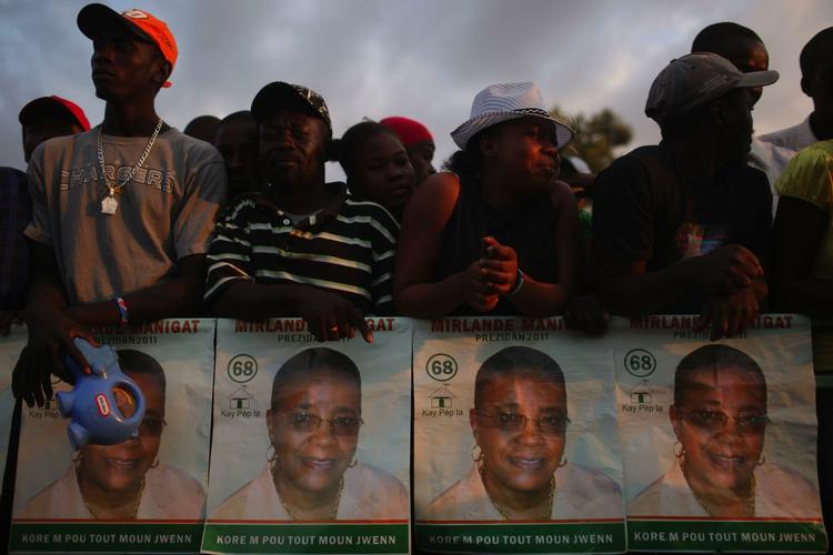 Valg. Haiti vælger i dag, hvem der bliver landets præsident. Fredag samledes demonstranter om valgplakater af præsidentkandidaten Mirlande Manigat. 