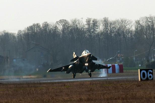 Et fransk kampfly lander  på militærbasen Saint Dizier i det østlige Frankrig efter at have været på en mission over Libyen i går. Statsoverhoveder fra USA, Eurpa og den arabiske verden har iværksat en FN-støttet militæraktion for at beskytte Libyens indbyggere. 