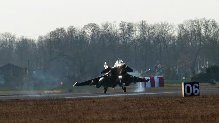 Et fransk kampfly lander  på militærbasen Saint Dizier i det østlige Frankrig efter at have været på en mission over Libyen i går. Statsoverhoveder fra USA, Eurpa og den arabiske verden har iværksat en FN-støttet militæraktion for at beskytte Libyens indbyggere. 