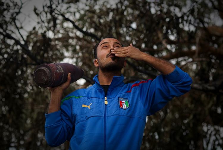 En libysk oprører iført en italiensk fodbold-trøje fejrer, at oprørerne nu har fået støtte fra Vesten. 
