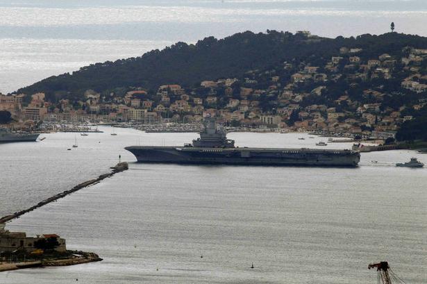 Det franske hangarskib 'Charles De Gaulle' forlader flådebasen i Toulon i det sydlige Frankrig med kurs mod Libyen. 