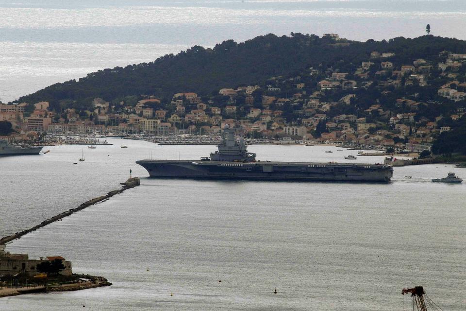 Det franske hangarskib 'Charles De Gaulle' forlader flådebasen i Toulon i det sydlige Frankrig med kurs mod Libyen. 