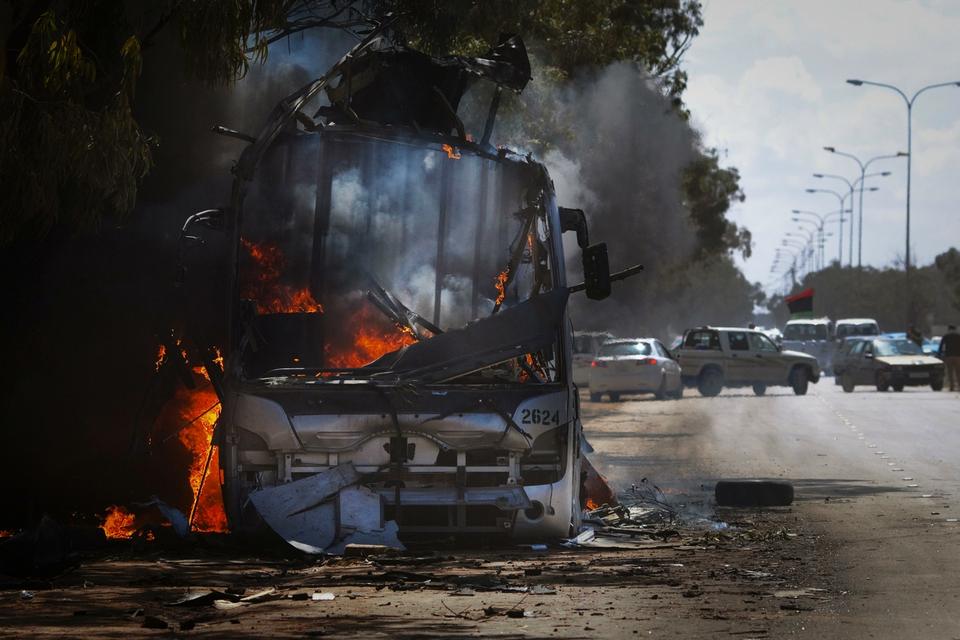 En bus i brand i udkanten af oprørsbyen Benghazi i dag. 