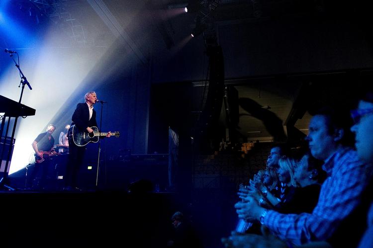 Gensyn. Da Steffen Brandt istemte den  populære  klassiker  'Fantastiske  Toyota', begyndte publikum helt af sig selv på  fællessang og håndklap. 