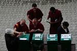 Demokrati. Tibetanere har i dag valgt deres ny premierminister, der skal overtage rollen som politisk overhoved fra Dalai Lama. Valgresultatet offentliggøres 27. april. 