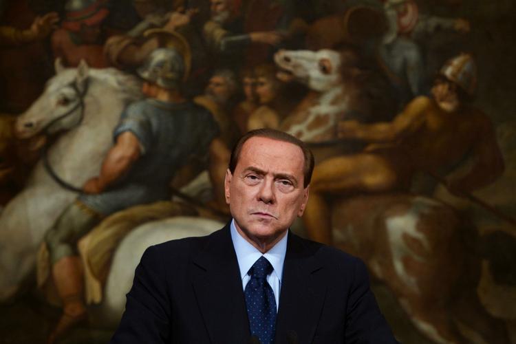 Calogero. Alt er forandret, og alt er ved det gamle i Italien. Premierminister Berlusconi er den moderne, nyrige tølper. 