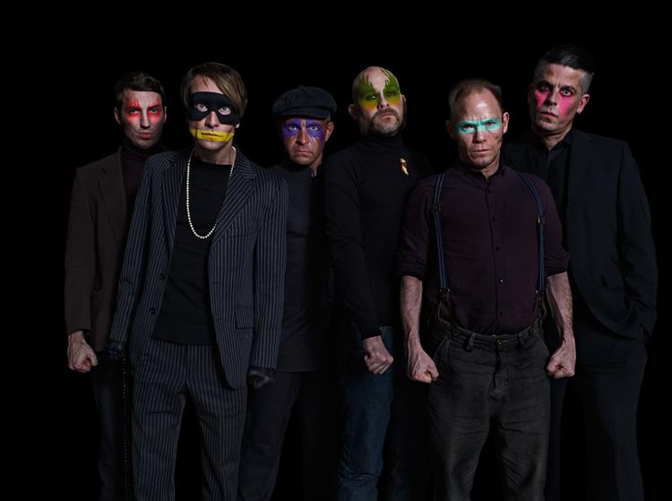 Synth-hunde. 'Det Överexponerade Gömstället' er en underligt parentetisk udgivelse. 