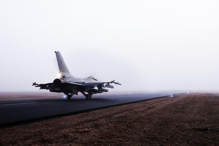 Krigsnation. Med fire danske F-16-fly på mission i libysk luftrum er Danmark nu deltager i endnu en krig. Det sker efter en beslutning truffet af et enigt Folketing. 