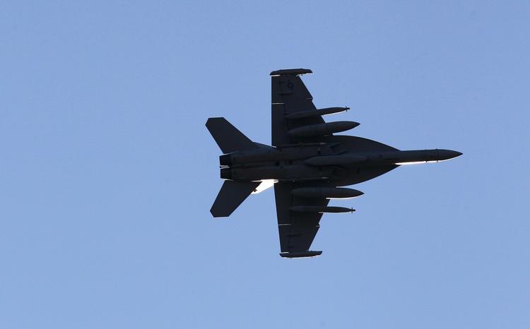 Krigsklar. Et F-18-fly er i luften på vej mod Libyen. 