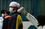 Tjek. En mand undersøges for radioaktiv stråling ved et evakueringscenter i nærheden af Fukushima-atomkraftværket. 