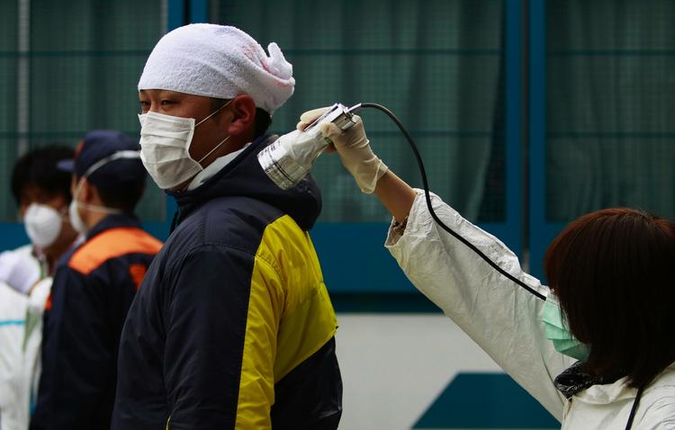 Tjek. En mand undersøges for radioaktiv stråling ved et evakueringscenter i nærheden af Fukushima-atomkraftværket. 