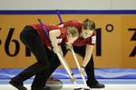 Kostearbejde. Helle Simonsen og Maria Poulsen fejede Danmark til sejr over Canada. 