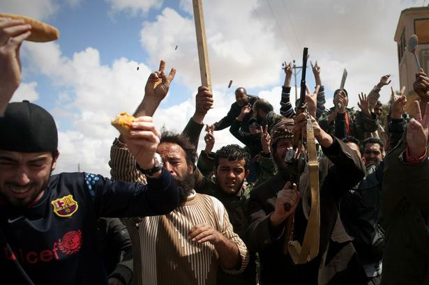 Indbyggerne i oprørsbyen Benghazi jubler efter at internationale styrker har ramt flere af regeringens militære mål i byen. 