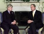 anstrengt. Præsident George W. Bush mødes med Joschka Fischer i det Ovale Værelse 19. september 2001. 