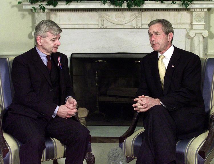 anstrengt. Præsident George W. Bush mødes med Joschka Fischer i det Ovale Værelse 19. september 2001. 