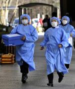 Udrykningsteam. Uheldet på Fukushima-atomkraftværket i det nordøstlige Japan har udløst hektisk aktivitet. Billedet, der er fra i lørdags, viser strålingseksperter,  der er er på vej til at undersøge beboere, som lever i nærheden af værket. 
