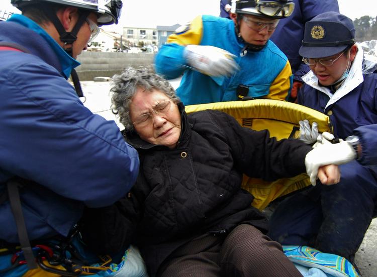 Reddet. 80-årige Sumi Abe graves ud af ruinerne af sit hjem i Ishinomaki. 