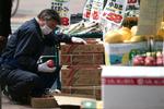 Bestrålet. En ansat på markedet i Tochigi stabler tomater. Billedet er fra i går. I dag siger WHO, at fødevarer næsten med sikkerhed er sluppet ud fra området omkring de beskadigede atomkraftværker . 