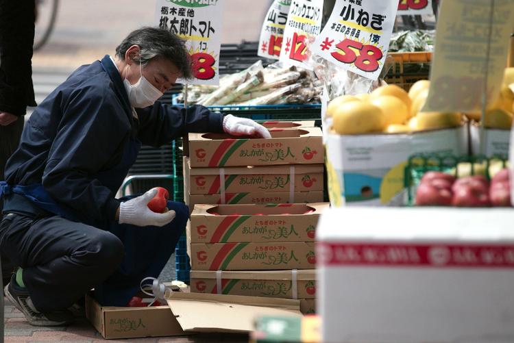 Bestrålet. En ansat på markedet i Tochigi stabler tomater. Billedet er fra i går. I dag siger WHO, at fødevarer næsten med sikkerhed er sluppet ud fra området omkring de beskadigede atomkraftværker . 