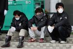 Ventetid. Japanere i byen Natori venter uden for en bowlinghal, der er lavet om til et midlertidigt lighus. 8.649 japanere er registreret omkomne under jordskælvet og tsunamien. 
