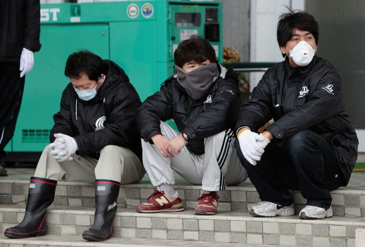 Ventetid. Japanere i byen Natori venter uden for en bowlinghal, der er lavet om til et midlertidigt lighus. 8.649 japanere er registreret omkomne under jordskælvet og tsunamien. 