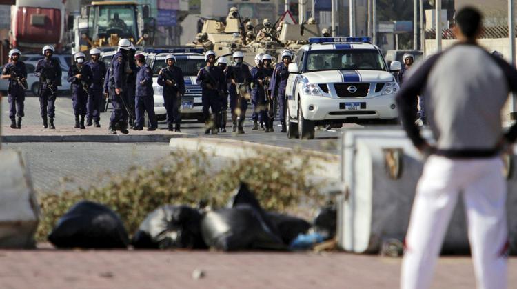 Udfordrer. Bahrain har i ugevis været ramt af uroligheder og protester mod landets konge. Billedet er fra i går, hvor en indbygger i byen Malkiya konfronterer bevæbnet politi. 
