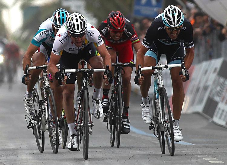 spurtkanon. Matthew Goss (t.v.) afviste Fabian Cancellara i lørdagens spurt i klassikeren Milano-Sanremo. 