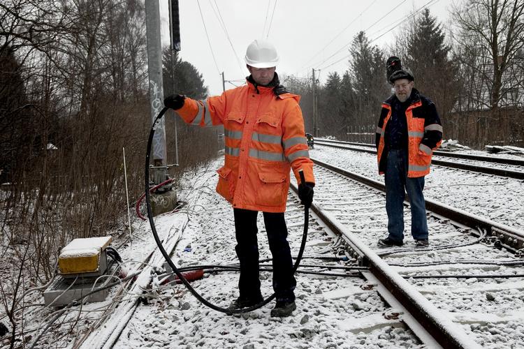 TOGSTOP. Kobbertyve standsede en del af S-togtrafikken, da de ødelagde Banedanmarks kabler ved Holte Station i slutningen af februar. Her undersøger teknikere de oversavede kabler. Arkiv. 