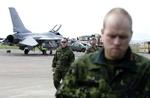 Krig. Danske soldater foran et F16-jagerfly på Sigonella-luftbasen i går. De danske jagerfly har gennemført to aktioner i Libyen, og er netop lettet på det tredje togt. 