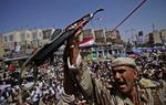 Overløber. En yemenitisk soldat med sin AK-47'er ved antiregeringsdemonstrationen i Yemens hovedstad, Sanaa, i dag. 