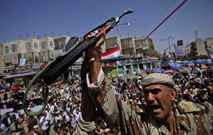 Overløber. En yemenitisk soldat med sin AK-47'er ved antiregeringsdemonstrationen i Yemens hovedstad, Sanaa, i dag. 