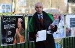 DEMONSTRATIONER. I flere lande verden over demonstrerer folk imod Gaddafi-regimet. Nu har EU's udenrigsministre besluttet, at flere personer og selskaber tæt på regimet skal rammes af de økonomiske sanktioner. 