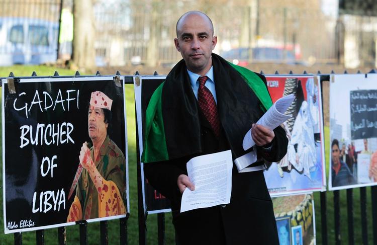 DEMONSTRATIONER. I flere lande verden over demonstrerer folk imod Gaddafi-regimet. Nu har EU's udenrigsministre besluttet, at flere personer og selskaber tæt på regimet skal rammes af de økonomiske sanktioner. 
