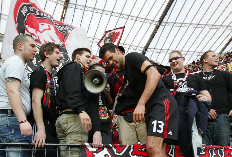 sangkoret. Michael Ballack sang bl.a. om 'Lorte FC Köln', skriver flere tyske medier. 
