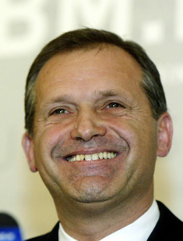 Miniaterfarvel. I december 2004 annoncerede Østrigs daværende indenrigsminster Ernst Strasser, at han trak sig tilbage fra national politik. 