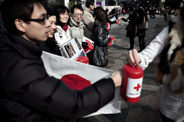 PENGE. Japanerne har lånt indsamlingsbøsser fra Dansk Røde Kors og sender pengene til den japanske afdeling. 