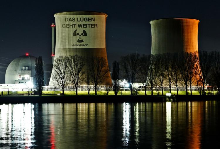 DEBAT. Især i Tyskland har frygten for et japansk Tjernobyl sat gang i debatten om atomenergiens fremtid i Europa. Her viser Greenpeace deres uenighed med Tysklands atomkraftværker ved at projektere teksten 'Løgnen fortsætter' op på et af Tysklands 17 atomkraftværker. 