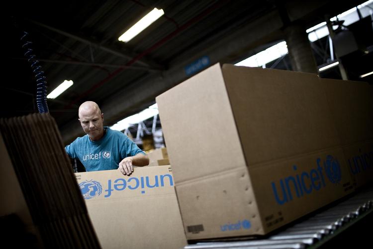 GLÆDE. 50 kasser med skoleting og lege- og sportsudstyr er netop nu på vej mod Japan, hvor det skal hjælpe børnene med at komme gennem katastrofen. 