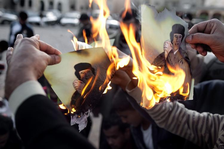 eneherskeren. Libyens historie er ikke historien om opbygningen af en stærk stat med solide nationale institutioner. Gaddafi har siden magtovertagelsen i 1969 foretrukket at regere uforstyrret af administrative og militære institutioner. 