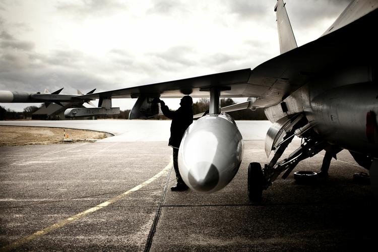 Krig. Danmarks seks F-16-kampfly fløj fra Skrydstrup i Jylland til en flådebase på Sicilien, hvorfra de foretager missionerne ind i Libyen. 