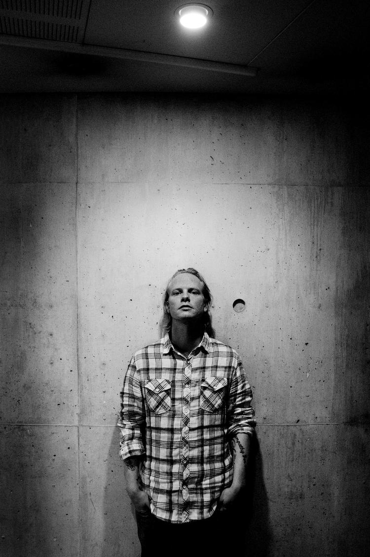 Skyggeside. Ronnie Andersen skriver fra det mørke drengekammer. Han tog selv engang stoffer for at dulme usikkerheden. 