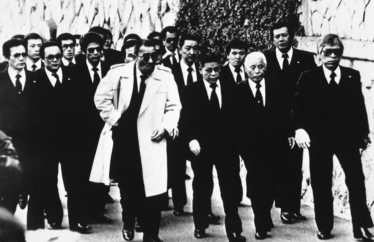 Yakuza-mafiaen. Billedet er taget i 1988 til begravlesen af mafia-bossen Masahisa Takenaka. Yakuza-mafiaen står for hårdkogt kirminalitet, men i tiden efter jordskælvet også for nødhjælp til befolkningen. 